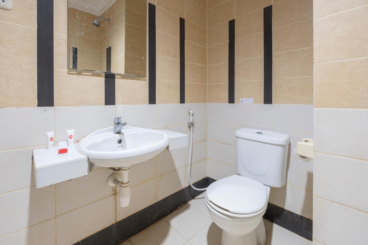Oyo 1114 Hotel Denpasar Макасар Экстерьер фото